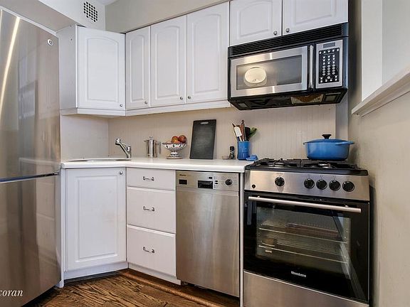 5th image of 111 W 70th St APT 4R