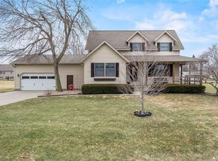 355 Camelot Pl, Robins, IA 52328