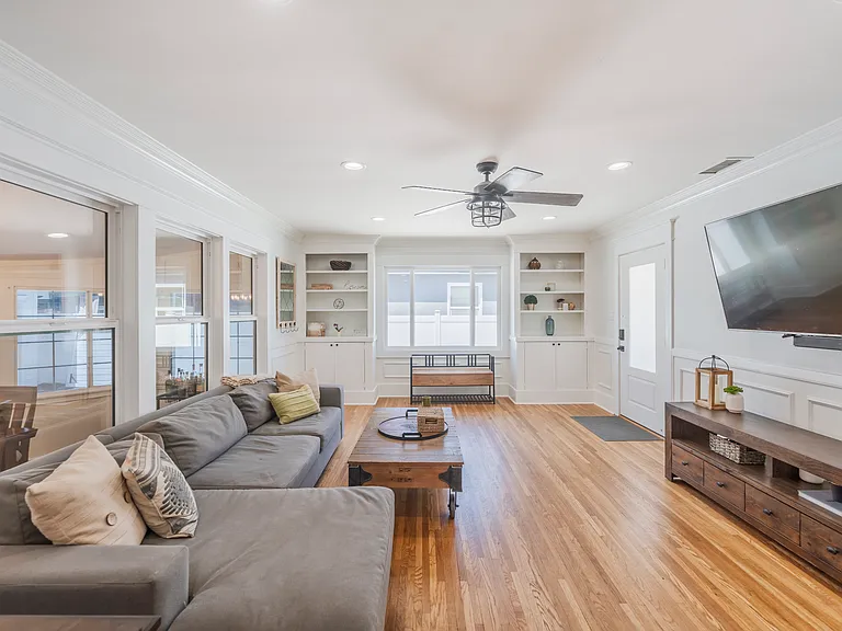 246 N Stevens St — Photo 11