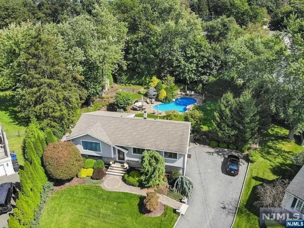 13 Kiowa Ter, Oakland, NJ 07436