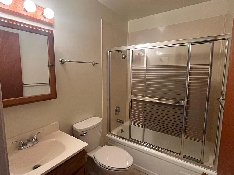 925 Madison St #2 — Photo 8
