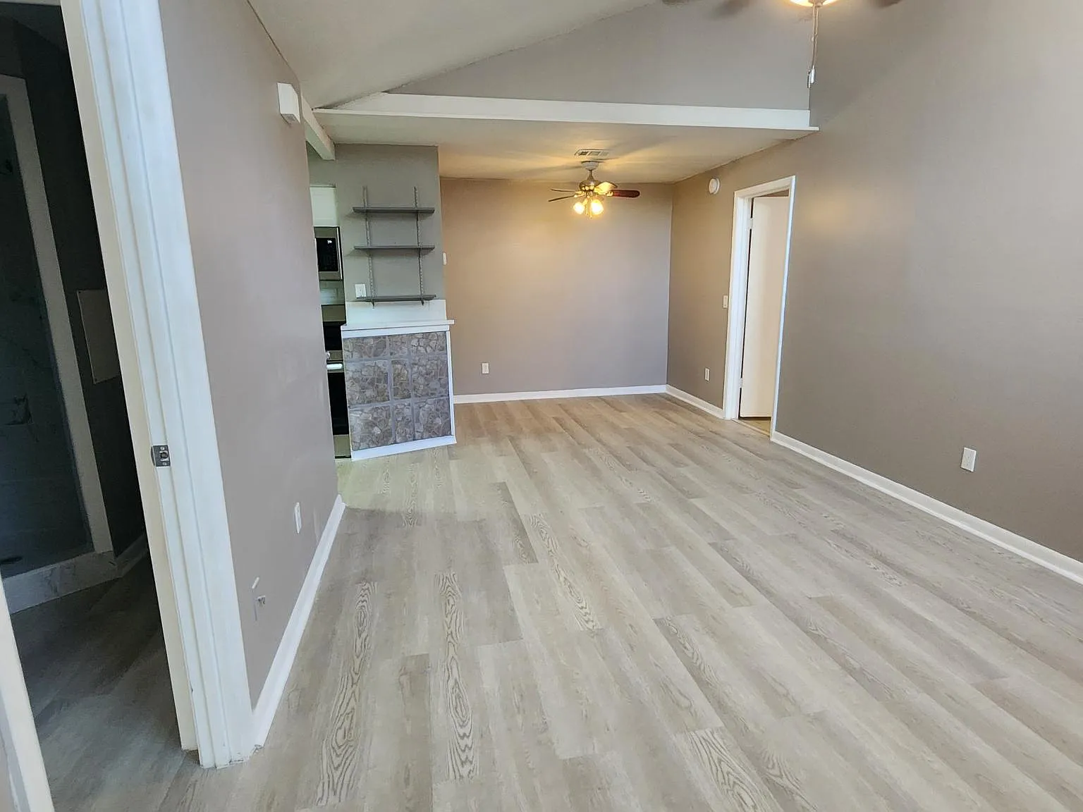 2 bed, 816 sqft, $1,575 — Photo 3
