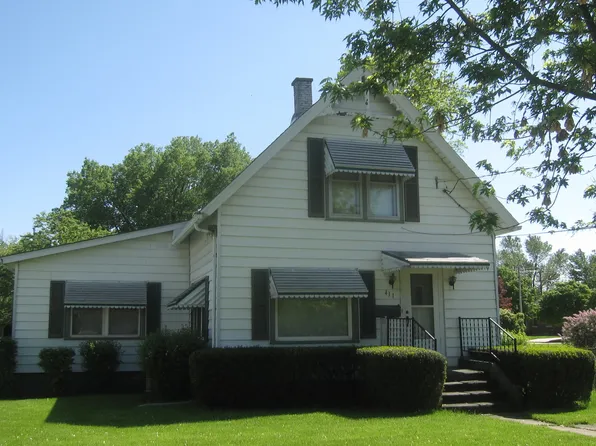 411 E 5th St, Momence, IL 60954