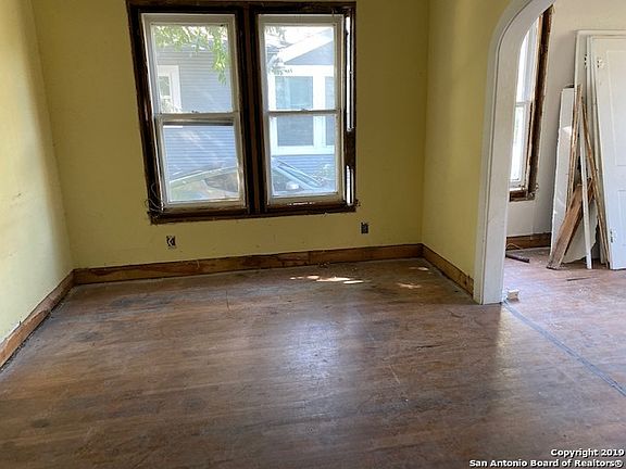 5th image of 910 Bailey Ave