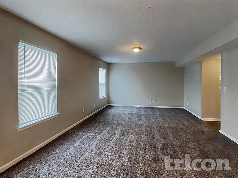 501 Foliage Ln — Photo 5