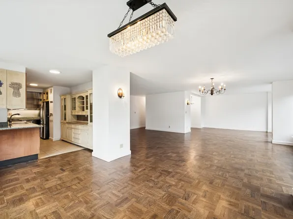 166-25 Powells Cove Boulevard image 9 of 40