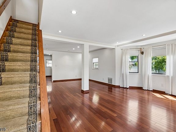 5th image of 624 Downer St