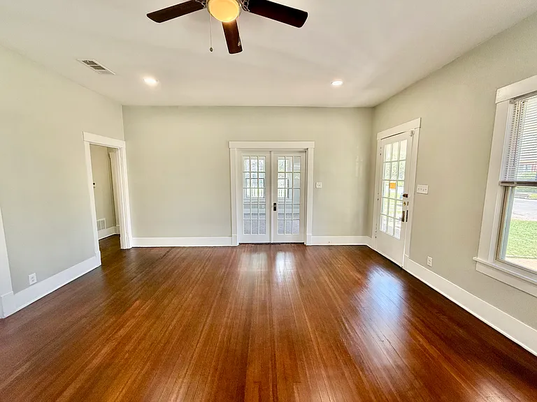 1201 E Lamar St — Photo 6