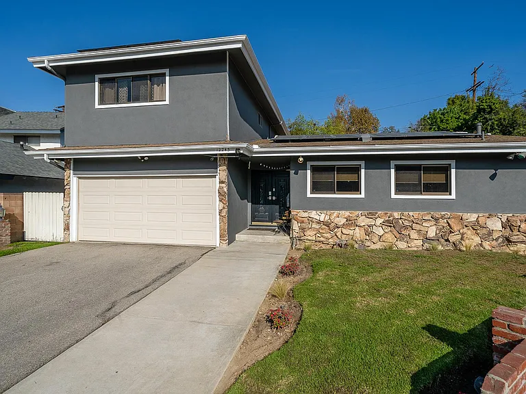 12245 Kling St — Photo 7