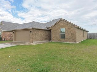 617 SW 8th St, Moore, OK 73160