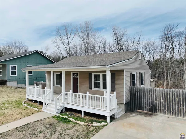1227 N Pawnee Dr, Saint Marys, KS 66536