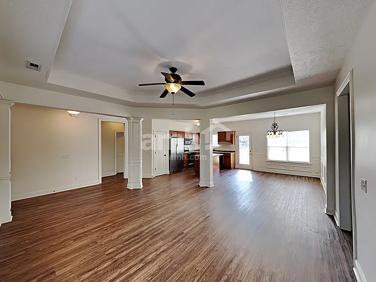 572 Laurel Ln — Photo 6
