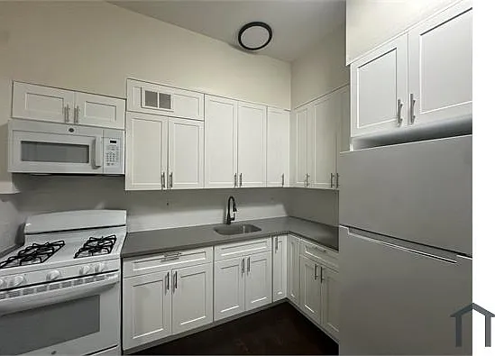 2 bed, 900 sqft, $2,997 — Photo 2