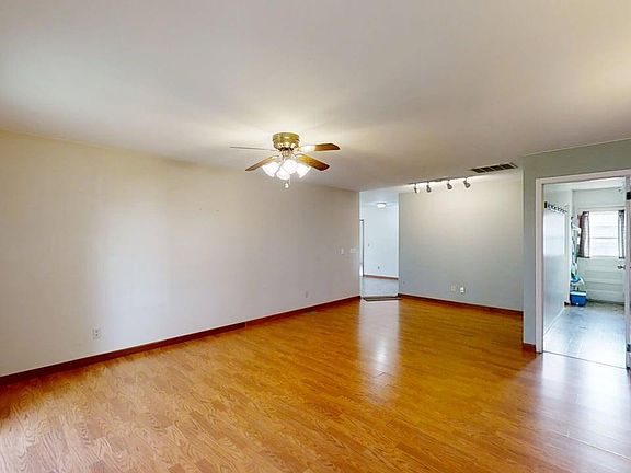 3rd image of 1002 Goldenview Dr