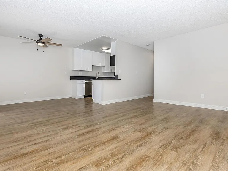 Hollister Creek Apartments — Photo 14