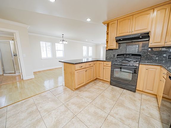 5th image of 702 W Macarthur Blvd #702A