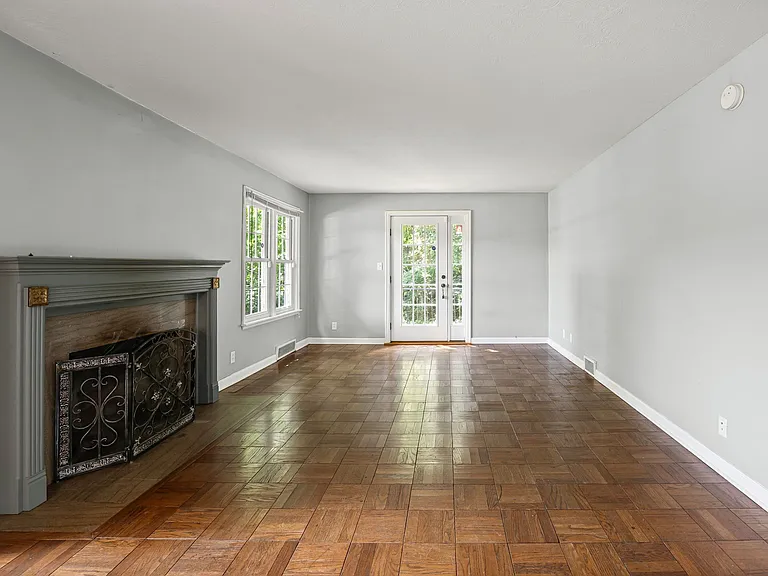 2260 N River Rd — Photo 31