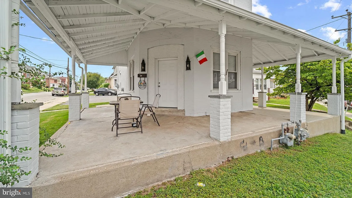 4 bed, 1.5 bath, 2345 sqft, $2,000 — Photo 2