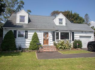 1086 Carll Dr, Bay Shore, NY 11706