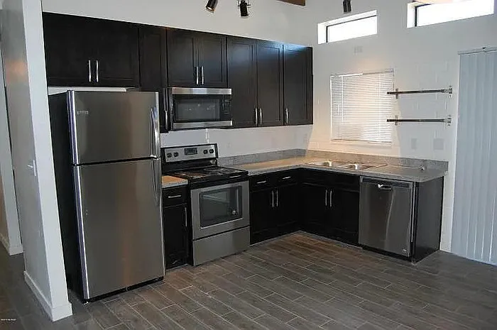 1114 E Adams St #2-4 — Photo 5