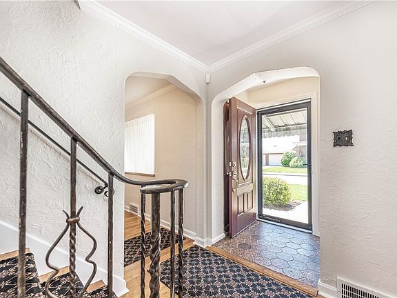 3rd image of 615 Crysler St