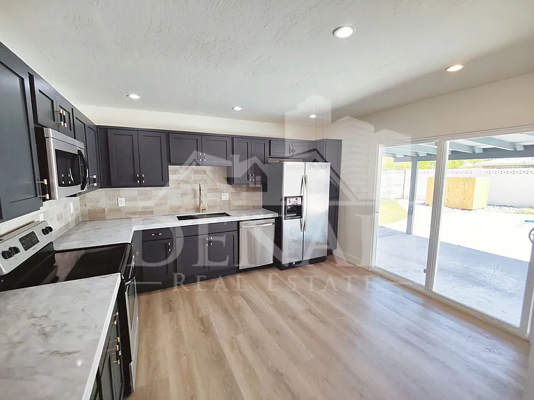 7321 E Coronado Rd — Photo 5