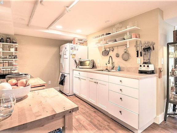4th image of 204-206 NE Wygant St #204-B