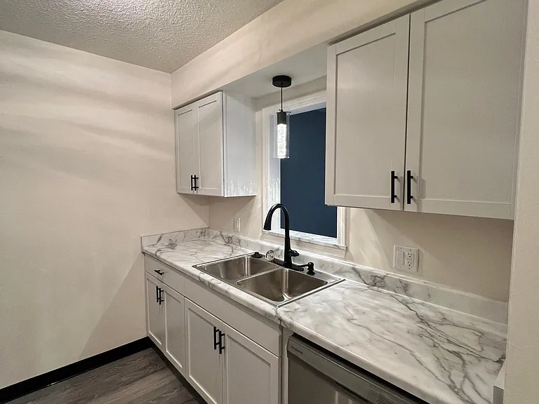 931 Old Marion Rd NE #201 — Photo 3