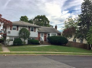 55 Country Dr, Plainview, NY 11803