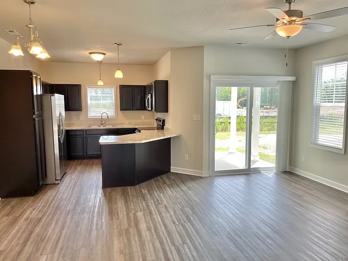 3 bed, 2.0 bath, 1582 sqft, $1,595 — Photo 3