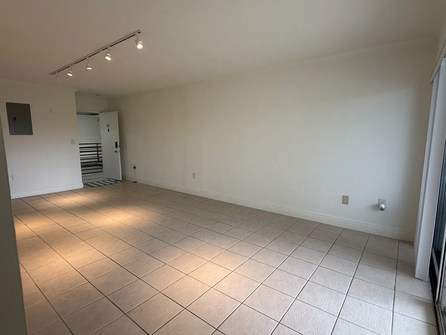 2 bed, 1067 sqft, $2,450 — Photo 3
