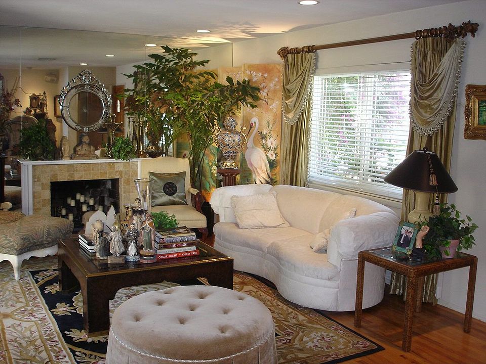 LIVING ROOM WITH WIRED SPEAKERS