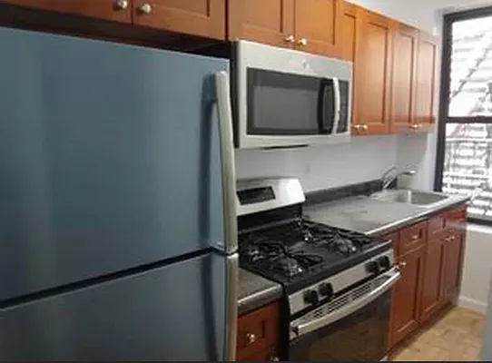 Rented by M.Grossman R.E. Management | media 7