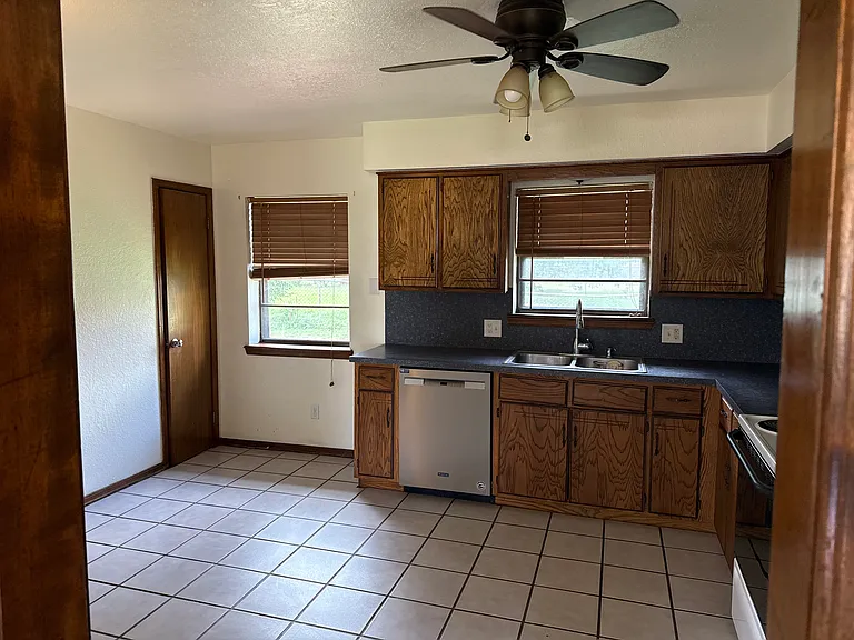 514 Lisa Ln — Photo 3