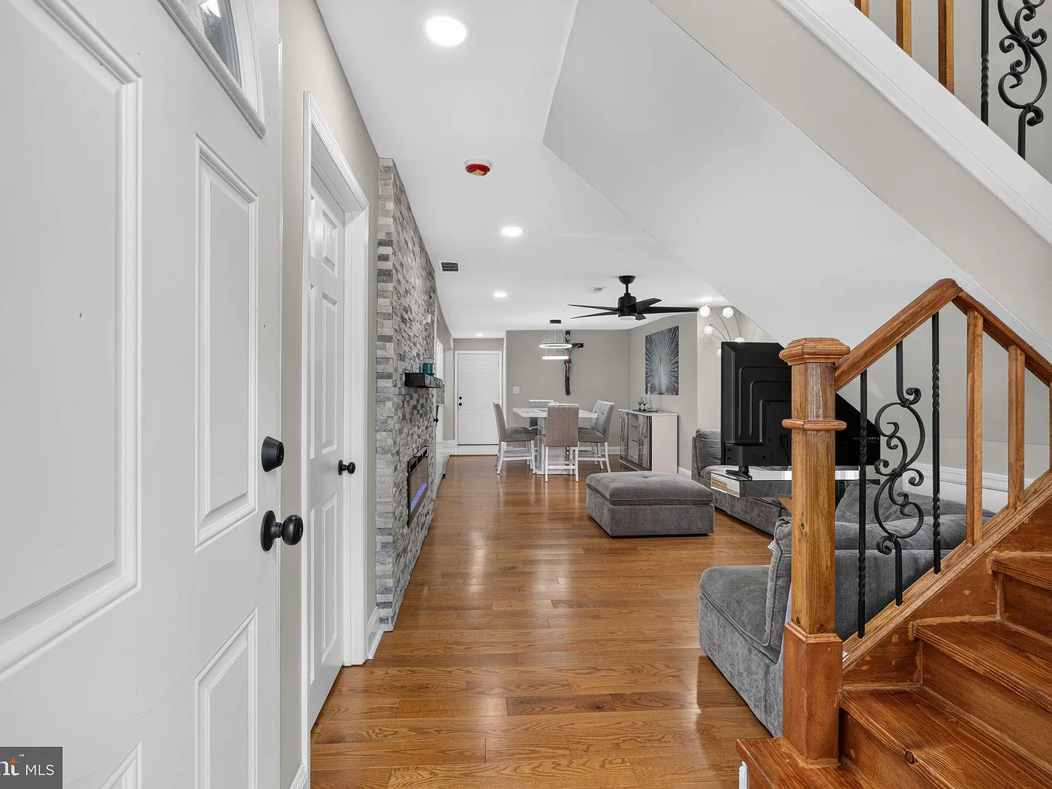 5 bed, 3.0 bath, 1702 sqft, $2,800 — Photo 3