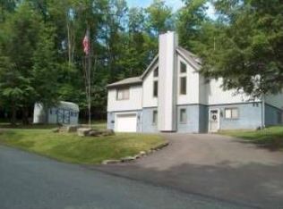 220 Hillside Dr, Greentown, PA 18426