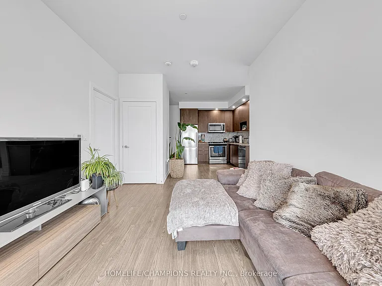 225 Village Green Sq #Penthouse 08 — Photo 5