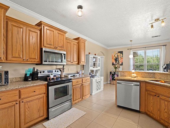 5th image of 638 Stanley Rd