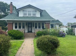 221 E Dean St, Freeport, NY 11520
