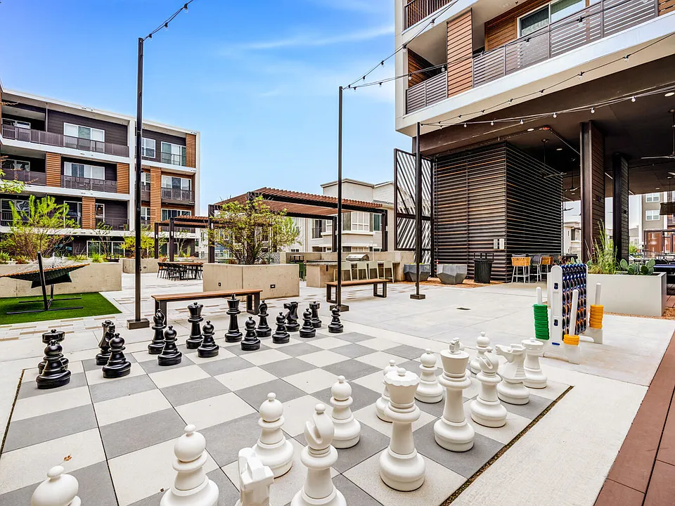 Lakeshore Pearl apartments community photo