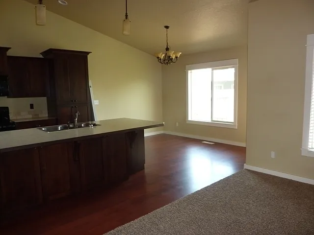 Spacious & Bright — Photo 4