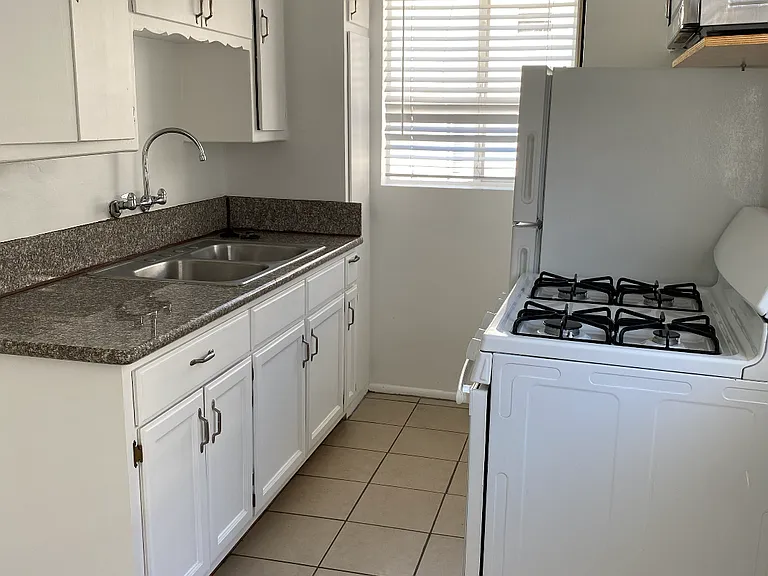 618 Hauser Blvd — Photo 2