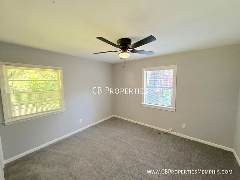 1445 Robin Hood Ln — Photo 3