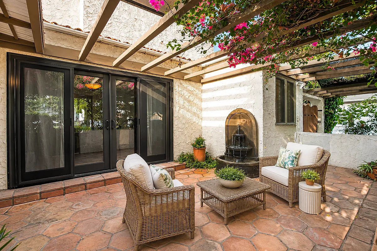 Front Courtyard/Patio - 11035 Blix St