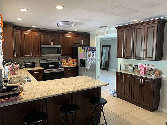 3rd image of 1439 Covington Cir W