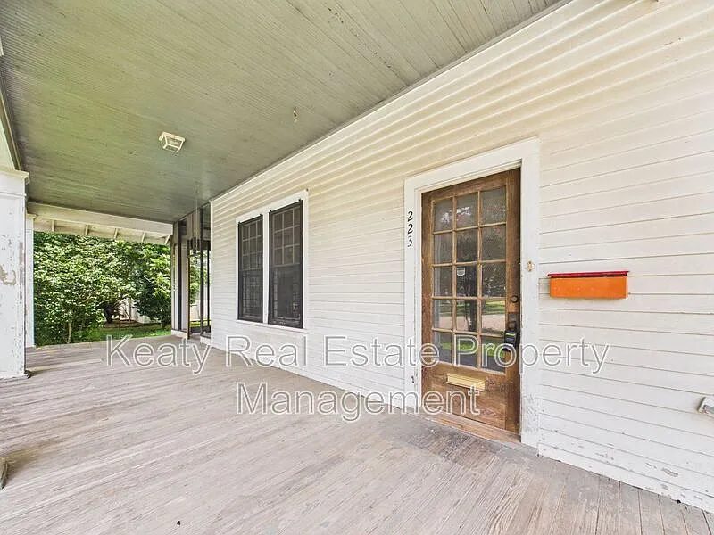 2 bed, 1.0 bath, 2200 sqft, $1,600 — Photo 4