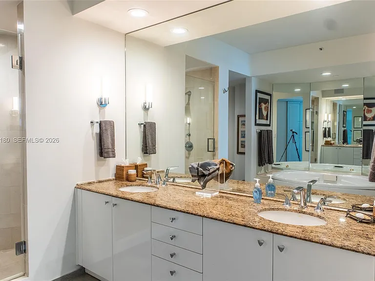 300 S Pointe Dr #1502 — Photo 15