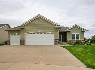 6336 Palmetto Cir SW, Cedar Rapids, IA 52404