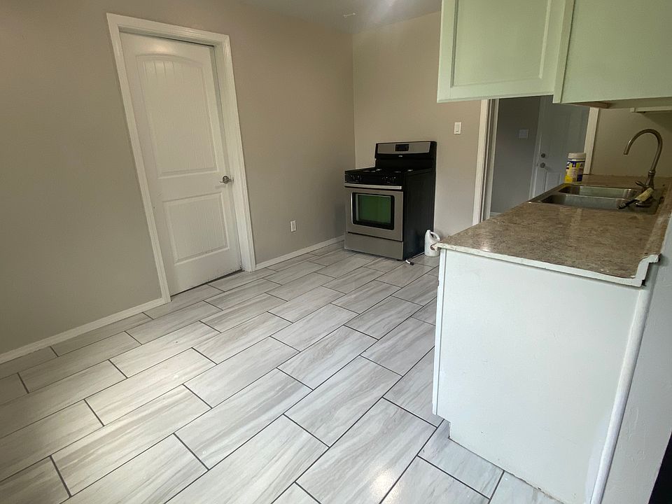 1st image of 105 SW 43rd St #2