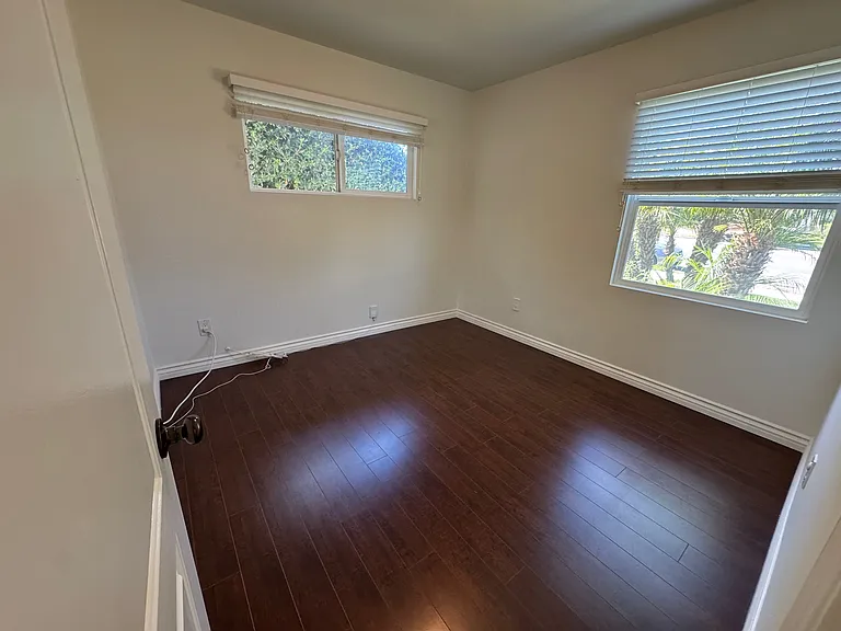 24224 Victory Blvd — Photo 11